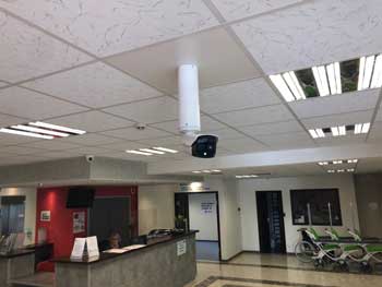 Caméra à détection de température corporelle à la reception d'un hôpital